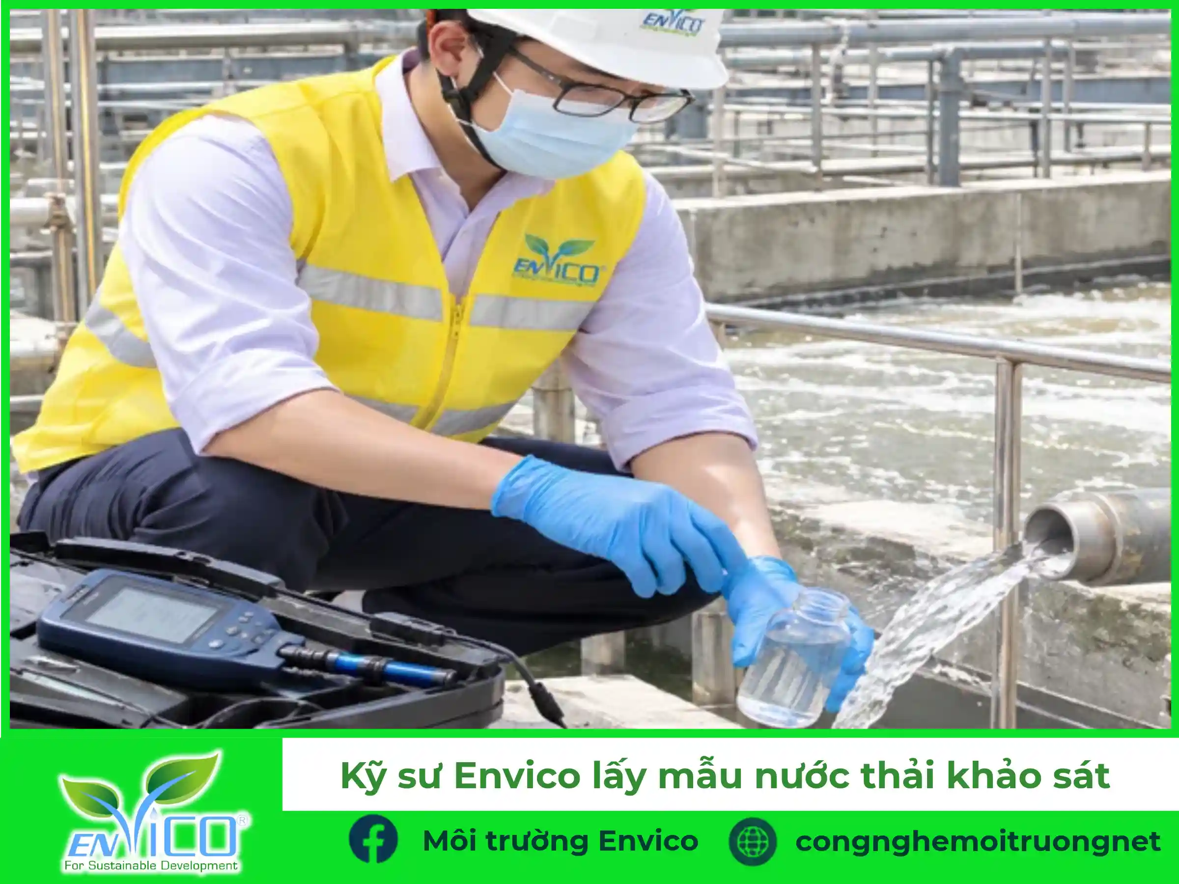 kỹ sư lấy mẫu nước thải khi khảo sát xử lý nước thải công nghiệp trọn gói