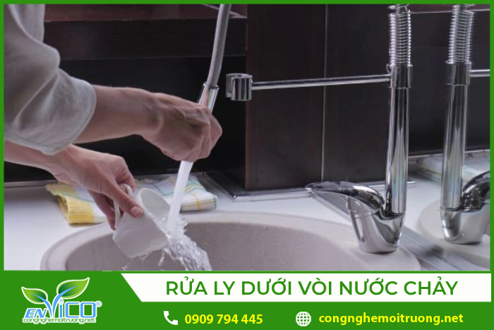 Rửa dưới vòi nước chảy cũng gây lãng phí nước