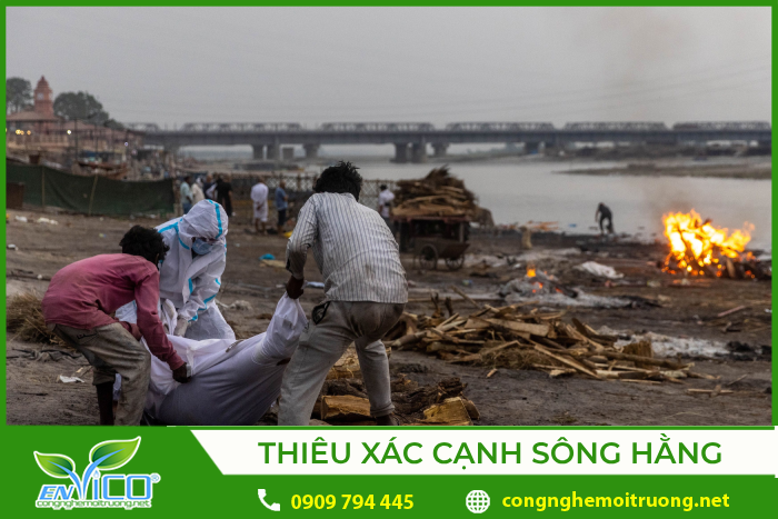 Tục lệ hỏa táng của người Hindu bên cạnh sông Hằng
