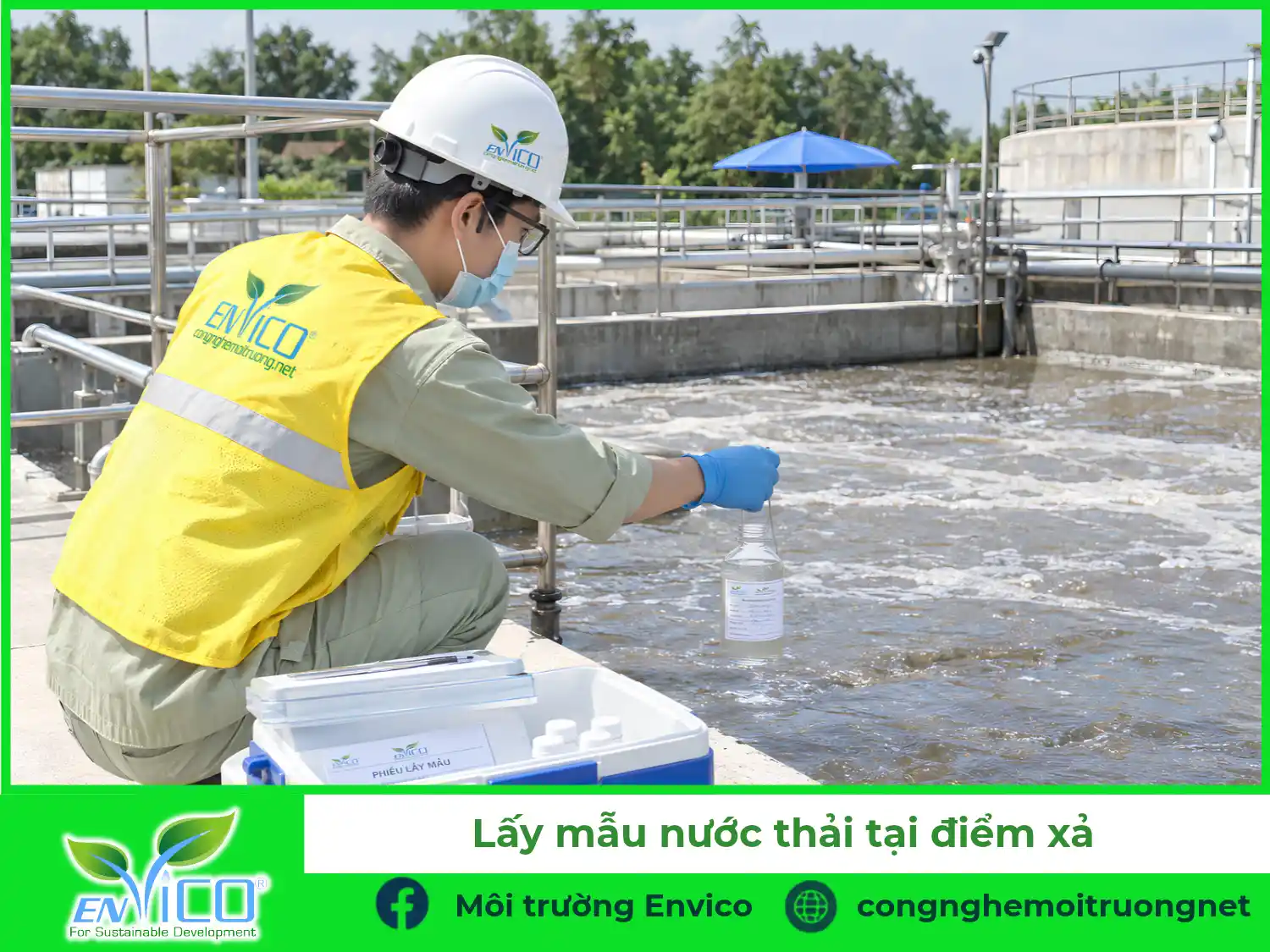 Kỹ sư lấy mẫu nước thải kiểm tra theo QCVN 40:2025/BTNMT